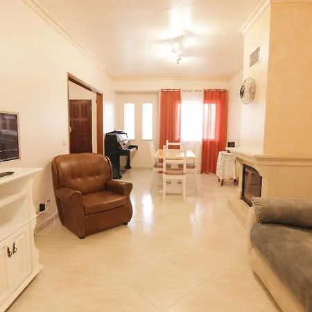3-bedroom Townhouse: Peaceful & Spacious Apartman